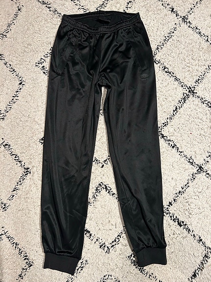 Umbro mustat verkkarit koko 152