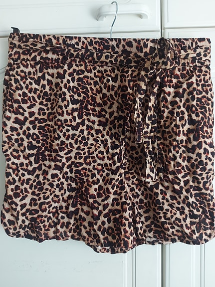 Leopardi kuvioiden shortsit