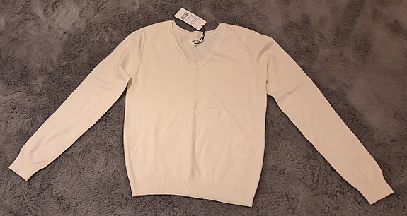 Zalando Essentials valkoinen V-aukkoinen neule