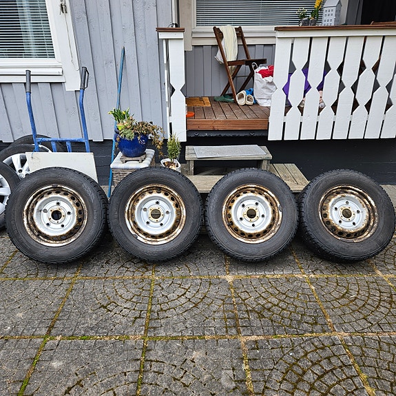 Transit Custom 15" peltivanteet kitkarenkailla sekä pölykapselit.