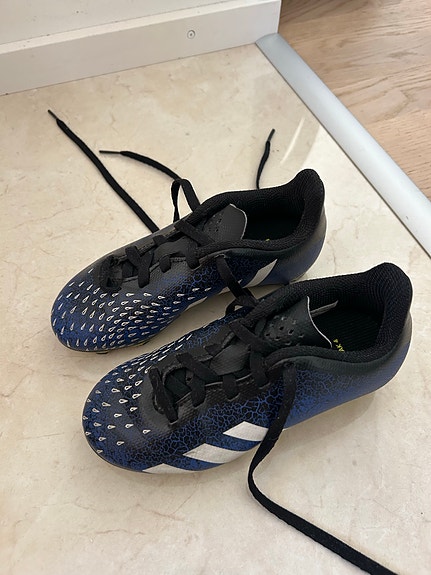 Adidas jalkapallokengät 28 koko