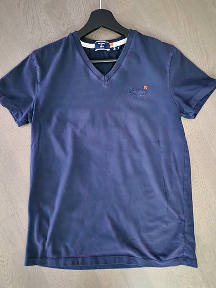 Superdry t-paita S. Pehmeä, siisti. Kuvaan jäänyt silityksestä vettä.