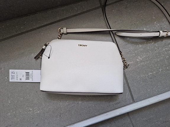 Uusi DKNY olkalaukku. ovh 148.