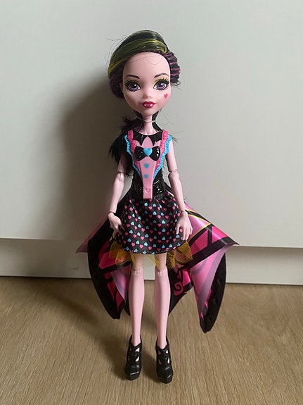 Monster High -nukke perhosensiivillä, pinkki-musta asu