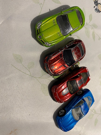 4 pikku sporttiautot Mercedes & Chevrolet Corvette