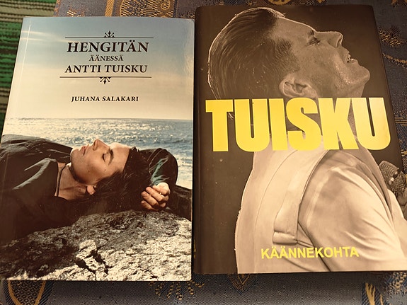 Antti Tuisku -aiheiset kirjat Hengitän kanssasi ja Käännekohta