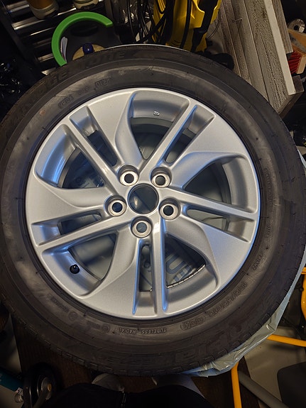 Toyota Yaris 2024 Bridgestone renkaat Alumiinivanteilla