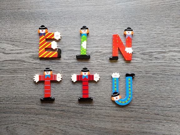 Puukirjaimet: E, I, N, T, T, U