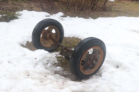 1930-luvun Ford kuorma-auton etuakseli ja pyörät