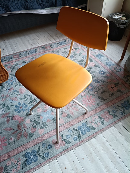 Myydään keltainen lasten tuoli