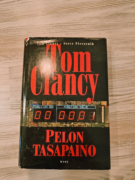 Myydään Tom Clancy Pelon tasapaino -kirja