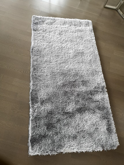 Uusi laadukas kiiltäväpintainen harmaa Shaggy matto. 80 x 200.