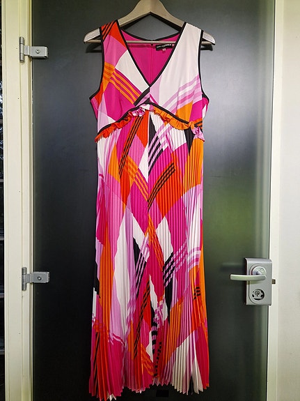 Uusi Karl Lagerfelt mekko 8 (36/38). Mielestäni enemmän 38.