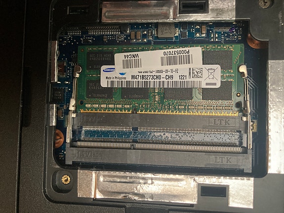 Läppärin muisteja 4GB ja 2GB