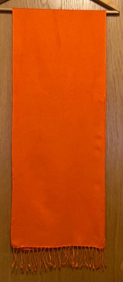 Oranssi huivi hapsuilla