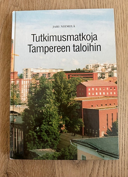 Tutkimusmatkoja Tampereen taloihin kirja