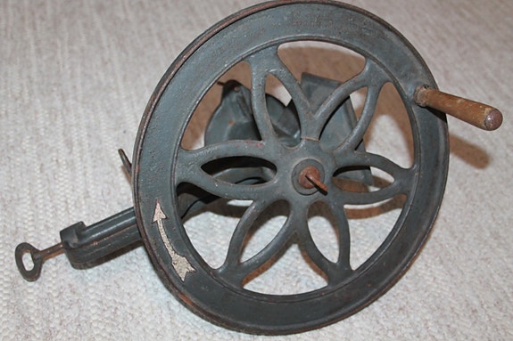 1900-luvun alun valurauta kahvimylly 9kg 44cm antiikki vintage somiste metalli