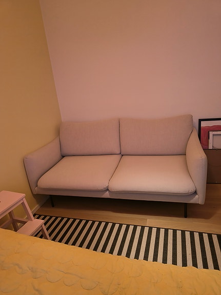 Moderni pieni sohva