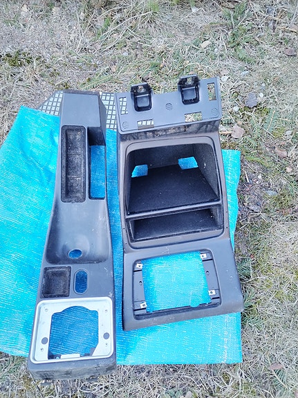 Saab keskikonsoli auton sisätilaan