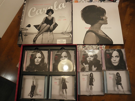 Carola Rakkauden jälkeen CD-boxi ja kirja.