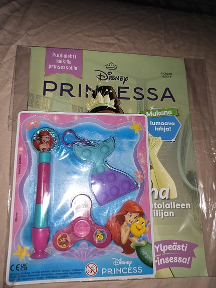 PRINSESSA LEHTI MUOVEISSA ODOTTAA PRINSESSAA...