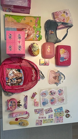 Barbie, Lumikki, Tuhkimo ja Prinsessa Ruusunen tavaroita
