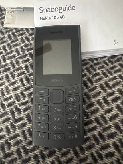 Käyttämätön uusi Nokia 105 4 G kännykkä