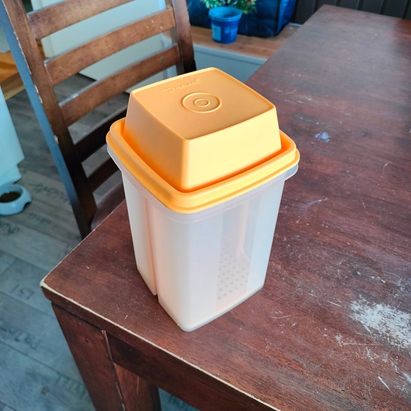Tupperware Pikantus eli "herkkuhissi"