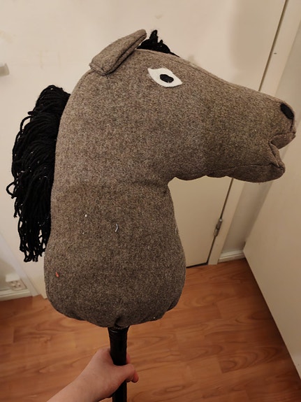 Keppihevonen harmaa kangas