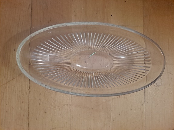 Lasinen soikea tarjoiluvati kirkas