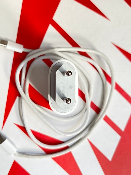 Applen pikalaturi 20W iPhonelle ja Applen punottu USB-C kaapelia