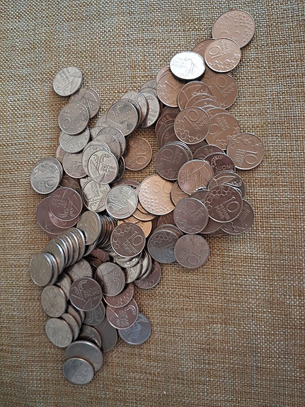 10 pennin kolikoita