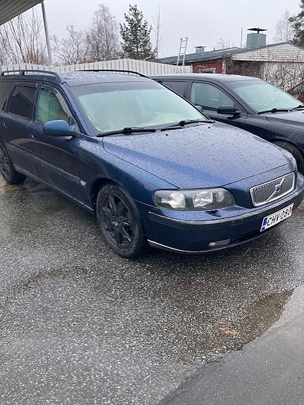 Koko auto purkuun, paljon hyviä osia edullisesti.