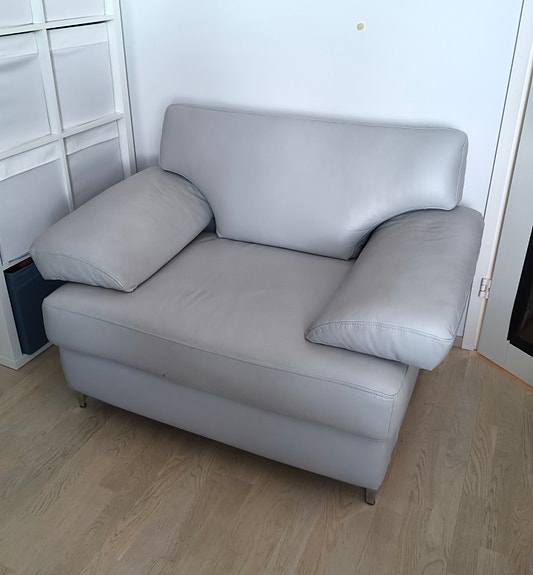 Harmaa nojatuoli / pieni sohva