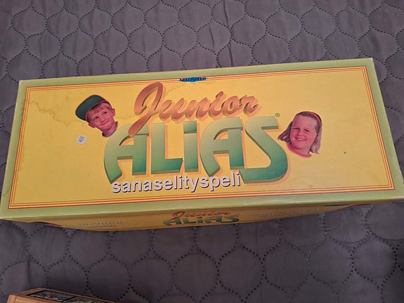 Lasten pelejä ja palapelikirja