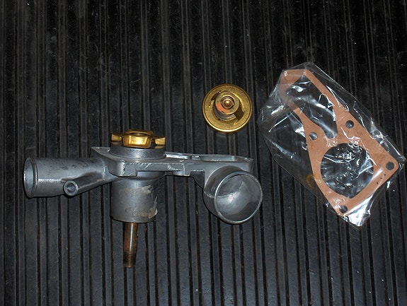 Vesipumppu ja termostaatti Peugeot 404