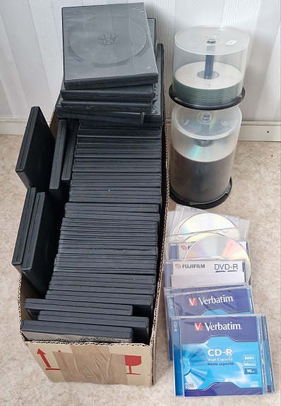 Tyhjät kotelot sekä dvd ja cd levyt.