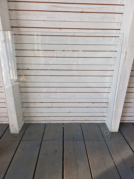 50x50 lasi. Tarkoitettu pöydän päälle.