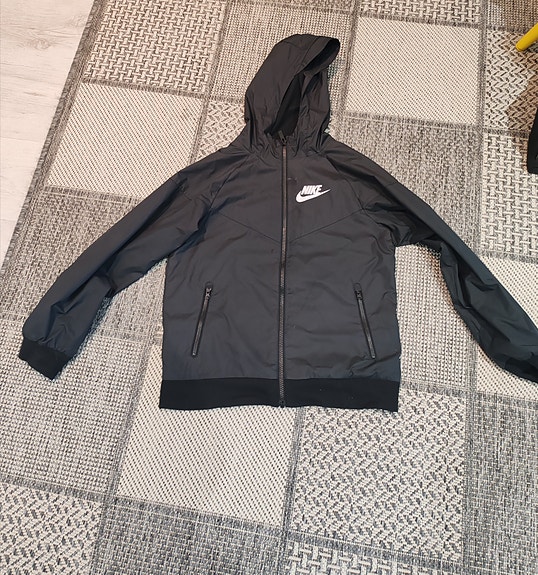 Nike poikien musta kevättakki koko. 137-147cm