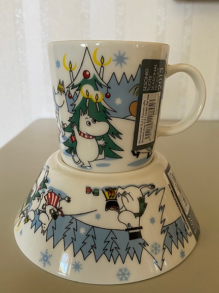 Muumimuki ja kulho Kuusen alla