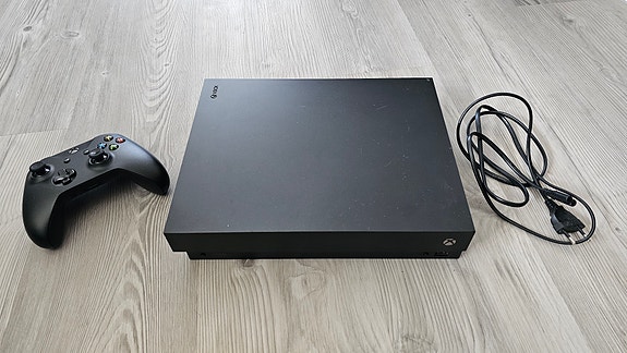 Xbox One X 1TB + ohjain
