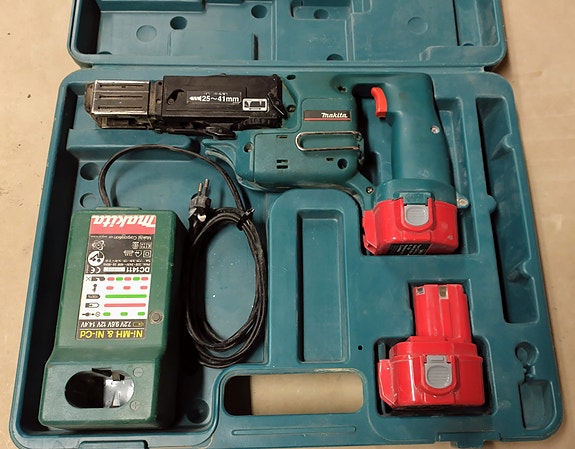 Makita nauharuuvain 2x 3Ah/12V akut