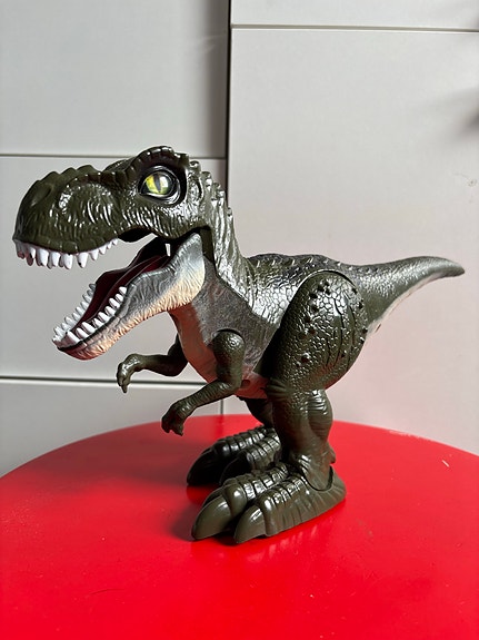 Liikkuva ja ääntelevä dinosaurus