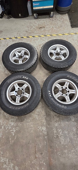 Toyota Hiluxiin/muihin maastorenkaat komeilla vanteilla