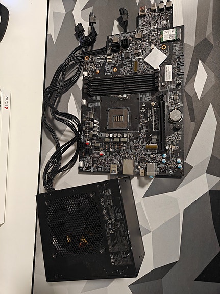 Acer B560 emolevy + 500w virtalähde