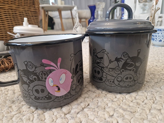Angry Birds kaadin ja säilytyspurkki.