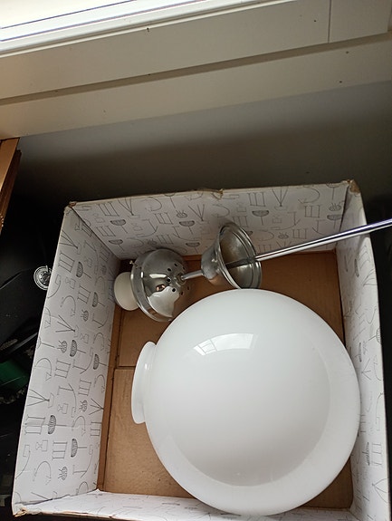 pyöreä pallo  kattovalaisin