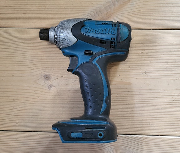 Makita 18 V LXT iskevä ruuvinväännin