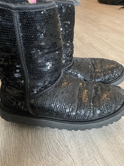 UGG saappaat koko 40 (musta paljetti).