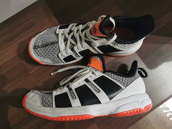 Adidas Stabil sisäpelikengät. Koko 38